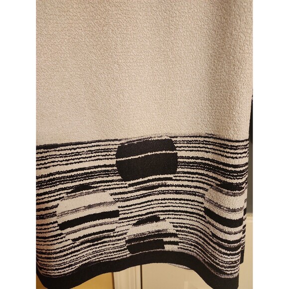 Chico's Travelers Collection Black & White Crinkle Top 1 Hook Size 1 US 8 - Picture 9 of 9